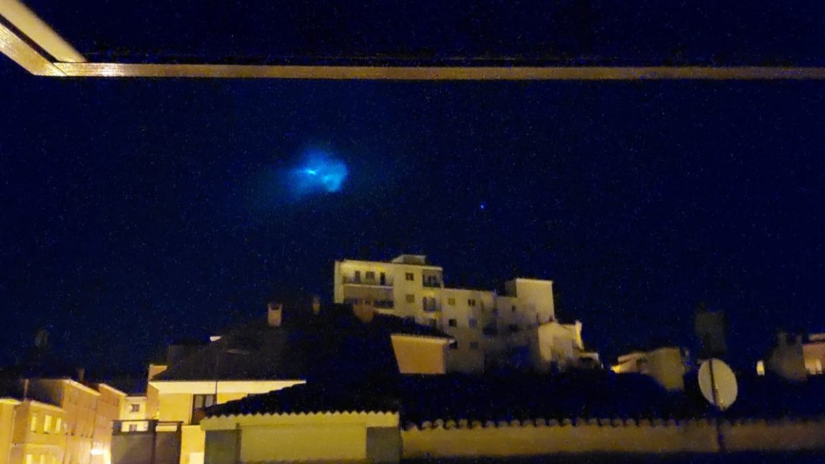 El supuesto OVNI, restos de un cohete de SpaceX, visto desde el Calaverón de Soria. CARMEN MARÍA YAGÜE