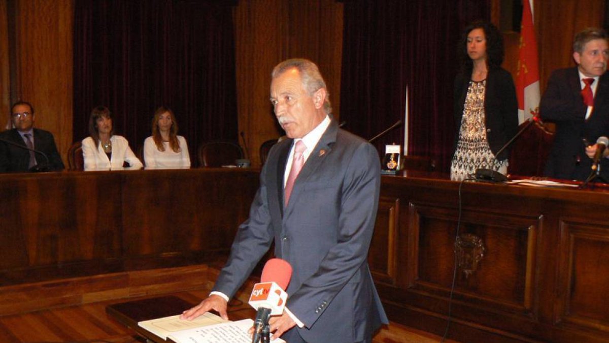De Miguel toma posesión como alcalde en el pleno del pasado sábado.-T. C.