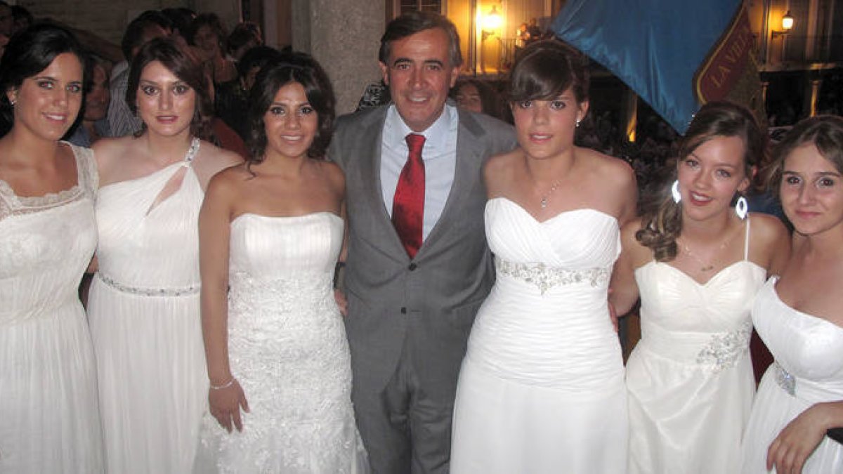 El alcalde de El Burgo junto a la reina y las damas después del pregón de ayer. / JAVIER NICOLÁS-