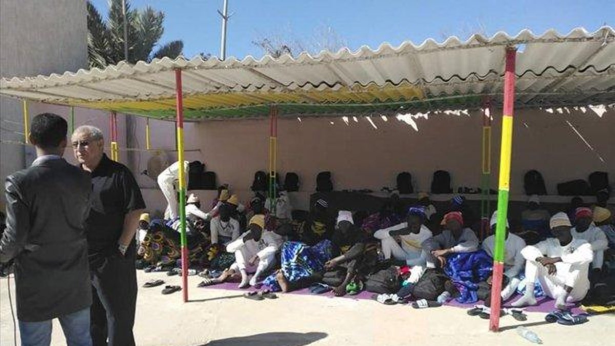 Algunos de los supervivientes de la patera naufragada en Mauritania.-AFP / IOM