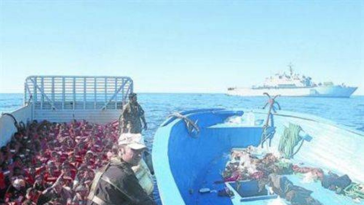 Un barco de la Marina italiana rescata a decenas de inmigrantes, el pasado febrero, frente a Lampedusa.-Foto: AFP / MARINA ITALIANA
