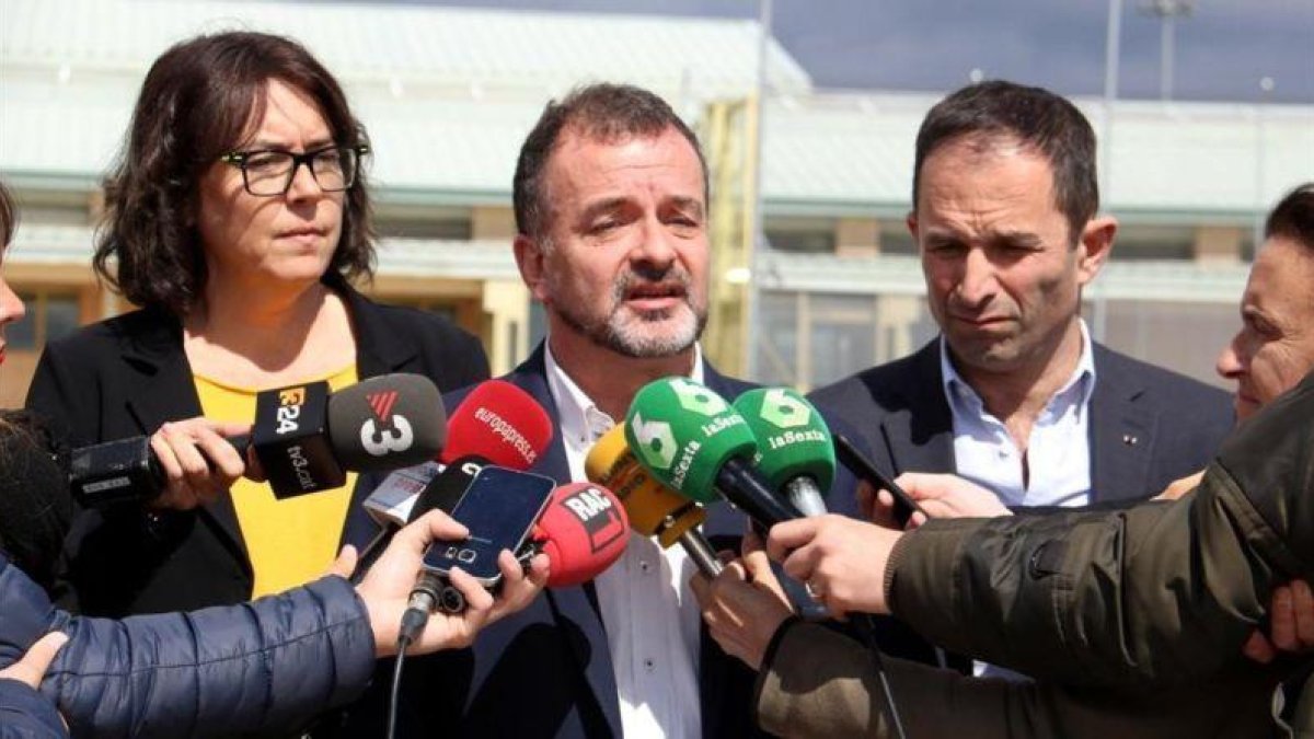 El exministro francés Benoit Hamon (derecha), con el conseller de Acció Exterior, Alfred Bosch, y la candidata republicana Diana Riba.-EL PERIÓDICO