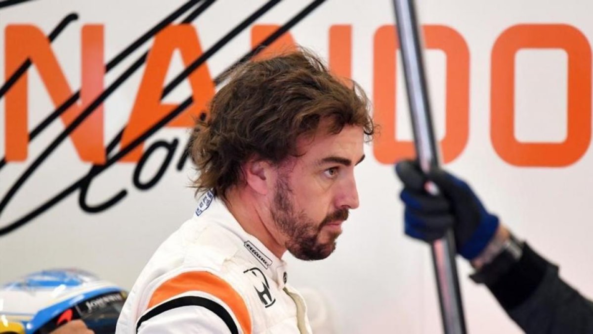 Fernando Alonso, tras una sesión de entrenamiento, este sábado en Silverstone.-ANDREJ ISAKOVIC