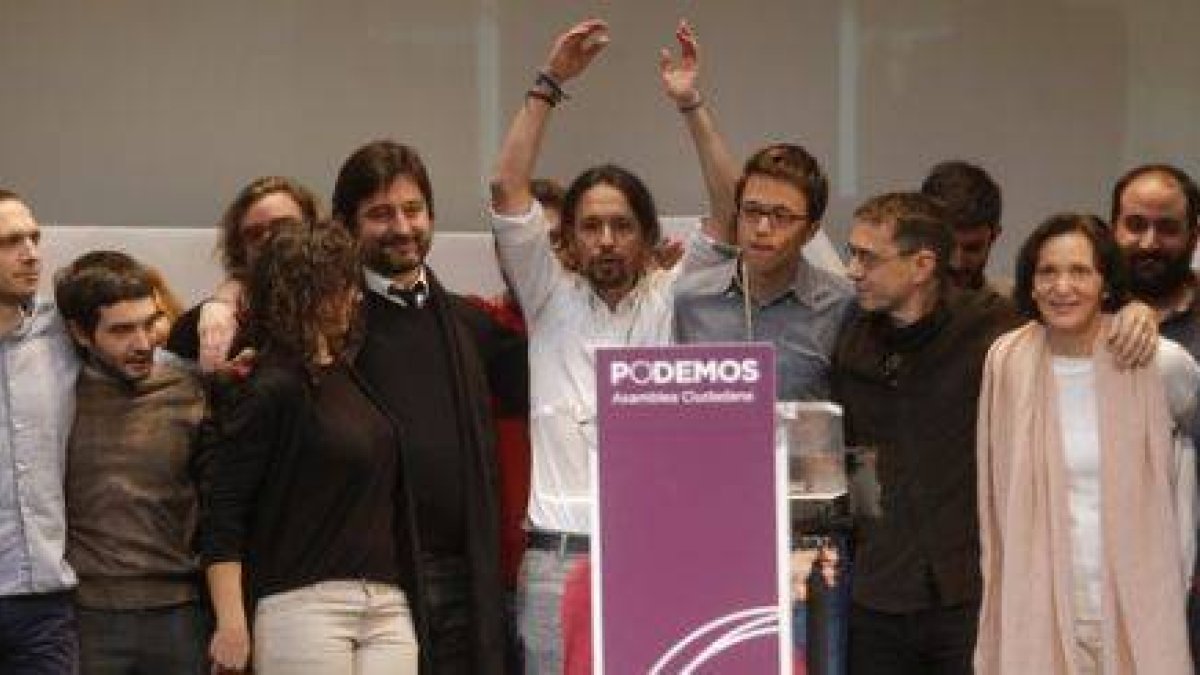 Pablo Iglesias y su equipo, en la asamblea celebrada en Madrid en la que ha sido proclamado secretario general de Podemos.-Foto: AGUSTÍN CATALÁN