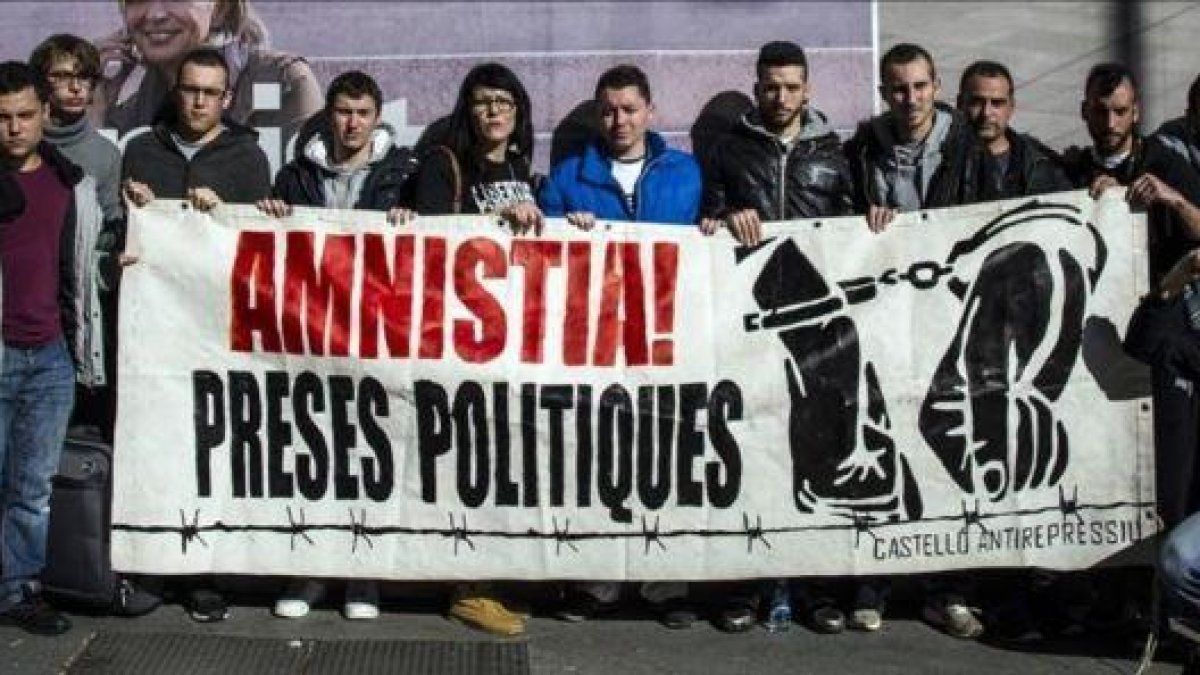 De izquierda a derecha, Komu, Nyto, Kraven, Shahid, Sine, Inessa, Leszno, Pipe Díaz, Elgio, Eshôj Ekirne, Lokutor, Gorka, Oliver Botana y un seguidor del colectivo.-