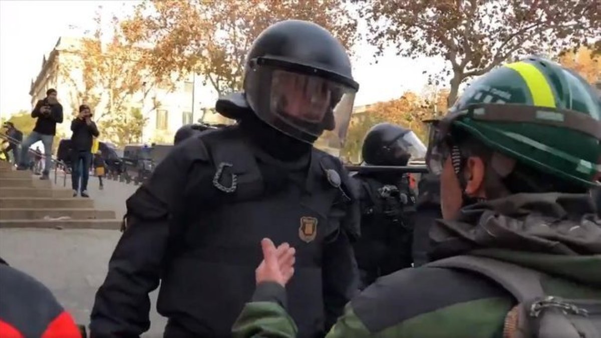 El mosso y el agente rural, en el momento del incidente, el 21 de diciembre del 2018.-