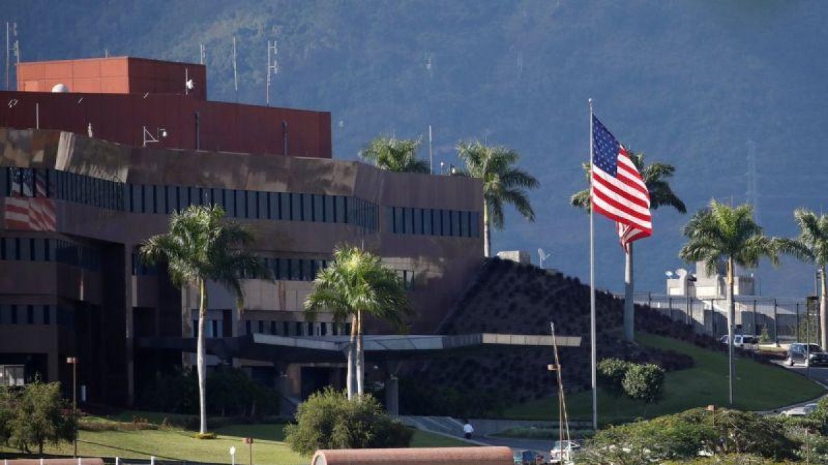 La bandera de los EEUU se ve en las afueras de la Embajada en Caracas.-REUTERS Carlos Garcia Rawlins