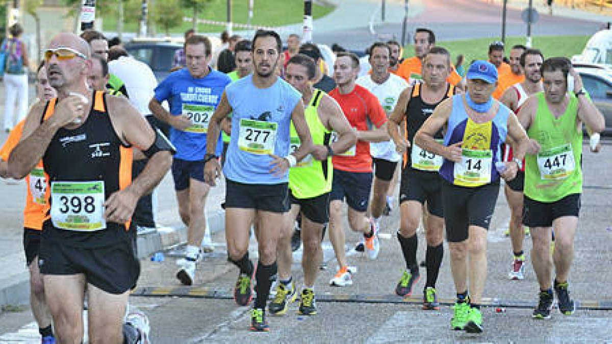 Varios corredores durante la Media Maratón de Soria del año pasado. / DIEGO MAYOR-