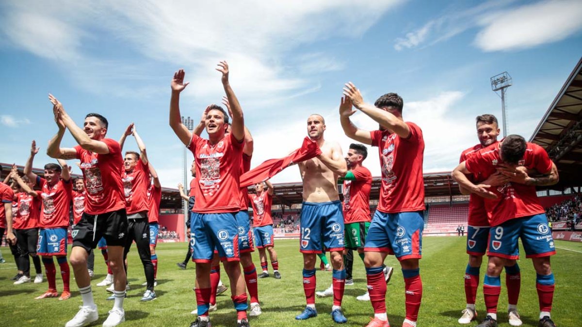 Los jugadores del Numancia celebrando el ascenso a una Primera RFEF que se presenta con gran exigencia. GONZALO MONTESEGURO