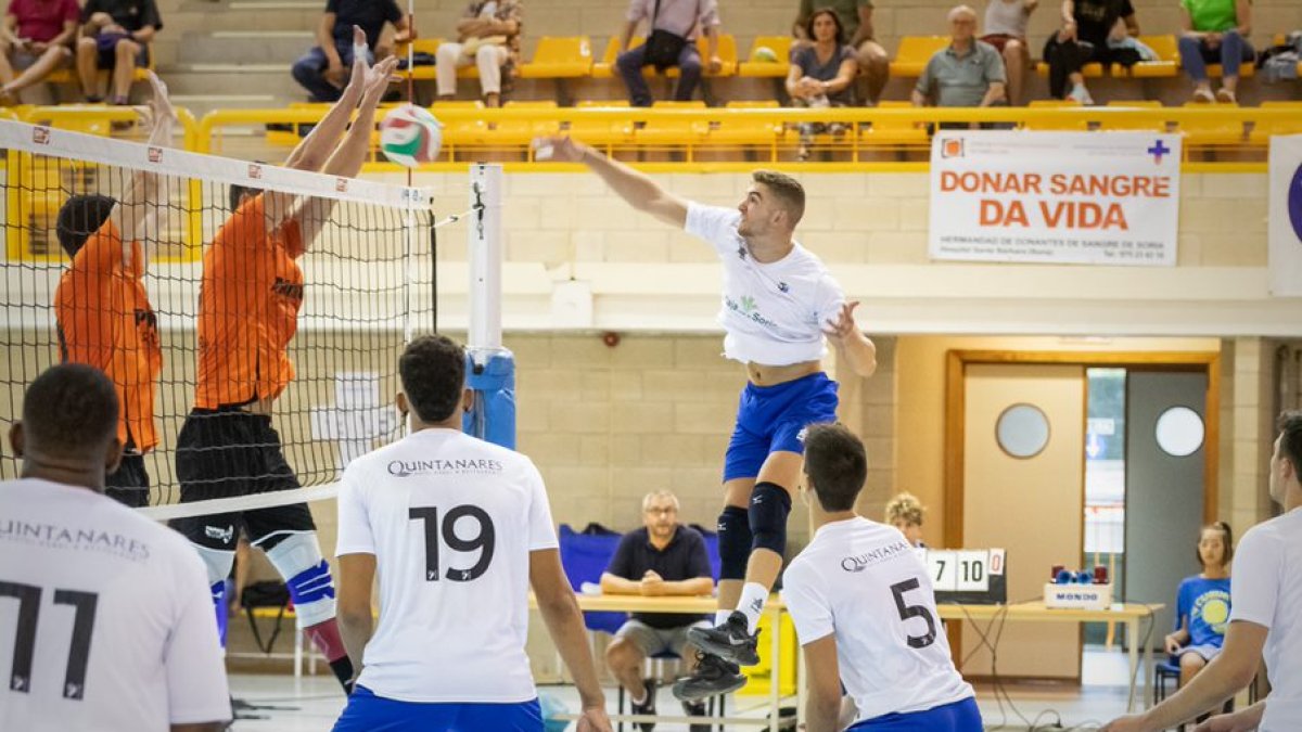 Los celestes se impusieron por 3-1 a los aragoneses en un partido igualado en el que los parciales fueron los siguientes: 22-25-25-20, 28-26 y 26-24. Jugaron todos los efectivos del Río Duero a excepción de Rodrigo Jiménez y Luke Belda. El equipo de Alberto Toribio juega el viernes su segundo choque de preparación ante el Barcelona en la Ciudad Condal.
