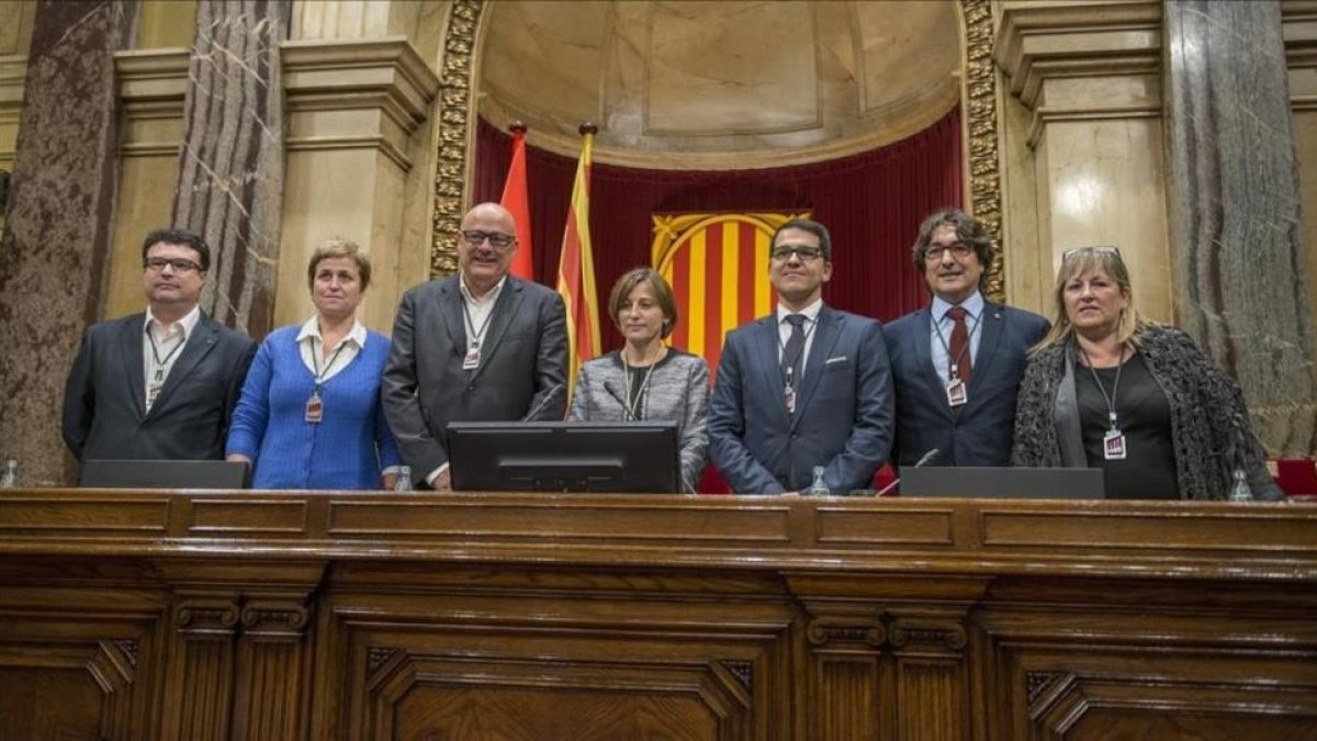 Los miembros de la Mesa del Parlament: Joan Josep Nuet, Anna Simó, Lluís Corominas, Carme Forcadell, José María Espejo-Saavedra, David Pérez y Ramona Barrufet.-FERRAN SENDRA