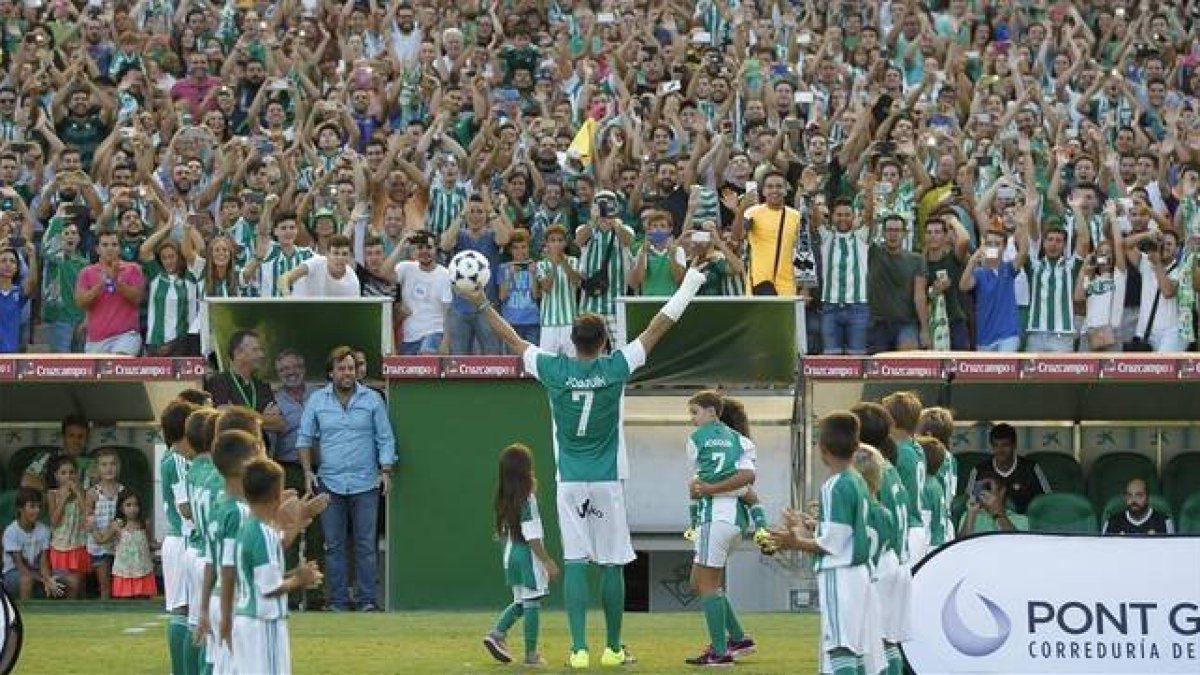 Presentación del regreso de Joaquín Sánchez al Benito Villamarín.-EFE / JOSE MANUEL VIDAL