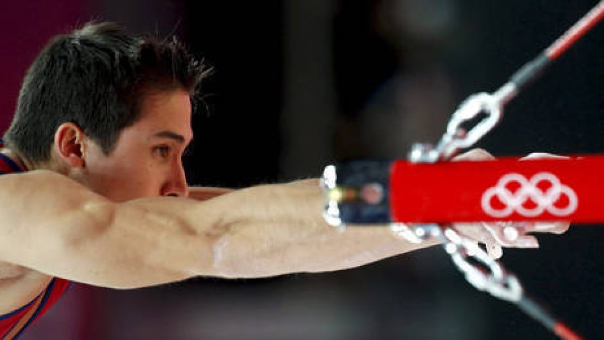 Sergio Muñoz durante la prueba de barra fija en los Juegos Olímpicos de Londres. / EL MUNDO-