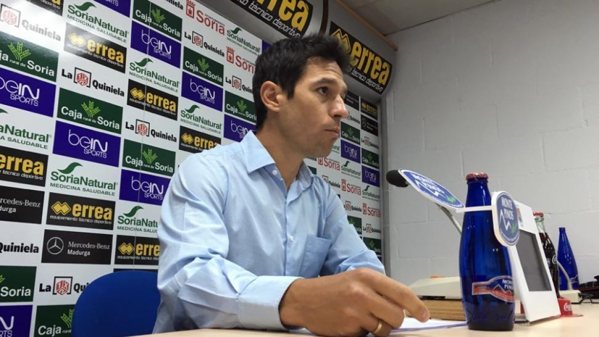 Javier del Pino, el responsable de marketing e imagen corporativa del Numancia, fue el encargado de presentar la campaña de abonados-R.T.