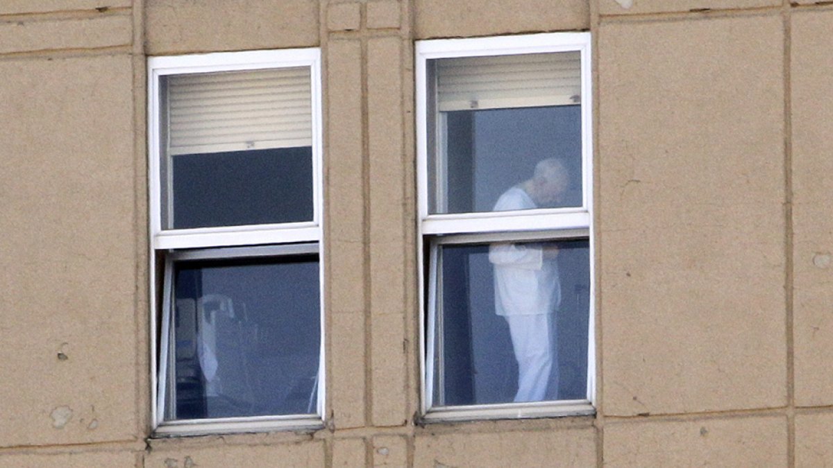 Un paciente en la ventana del Hospital Santa Bárbara ayer. luis ángel tejedor