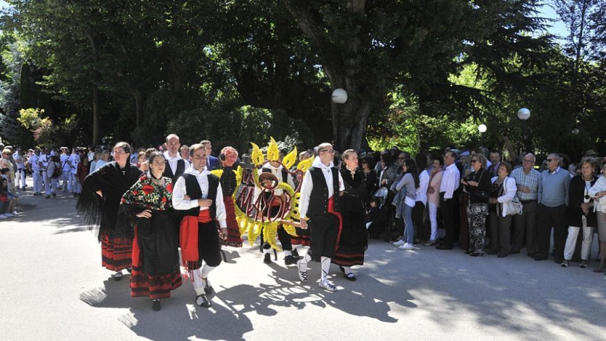 El desfile llena las calles de colorido gracias a las piñorras-D.R.