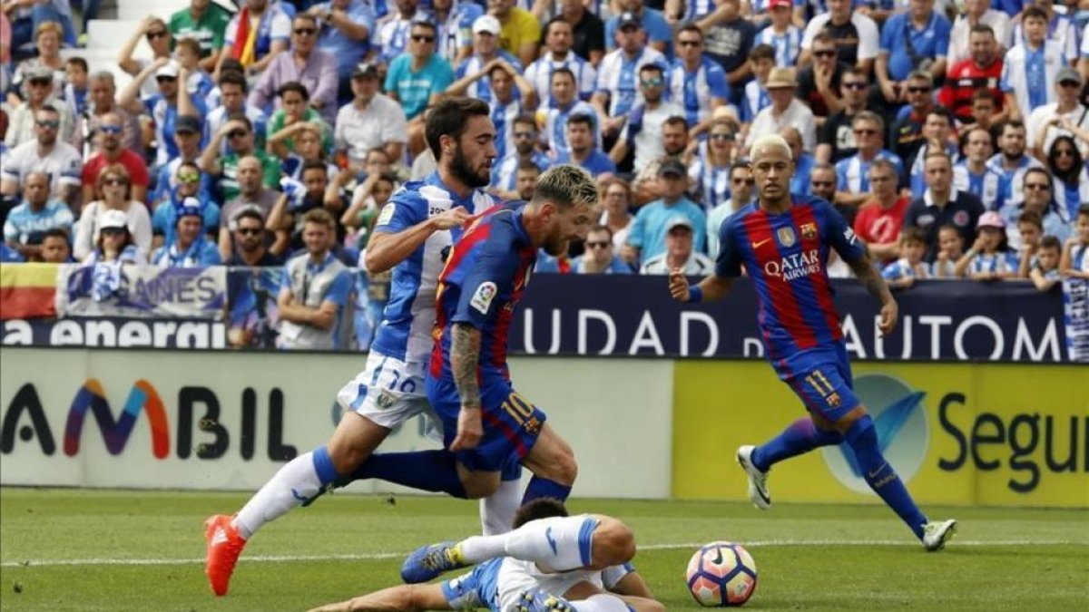 Messi se va de dos contrarios, con Neymar al fondo, durante el Leganés-Barça del pasado sábado a la una de la tarde.-JUAN MANUEL PRATS