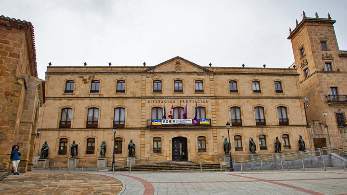Sobre estas líneas, fachada principal de la Diputación Provincial de Soria. MARIO TEJEDOR