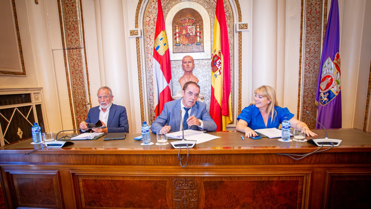 Benito Serrano flanqueado por José Antonio de Miguel, de la PPSO, y María José Jiménez en un pleno. MARIO TEJEDOR