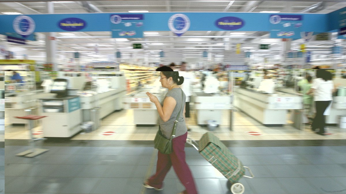 Una señora con el carro de la compra en un hipermercado-JOSÉ LUIS ROCA