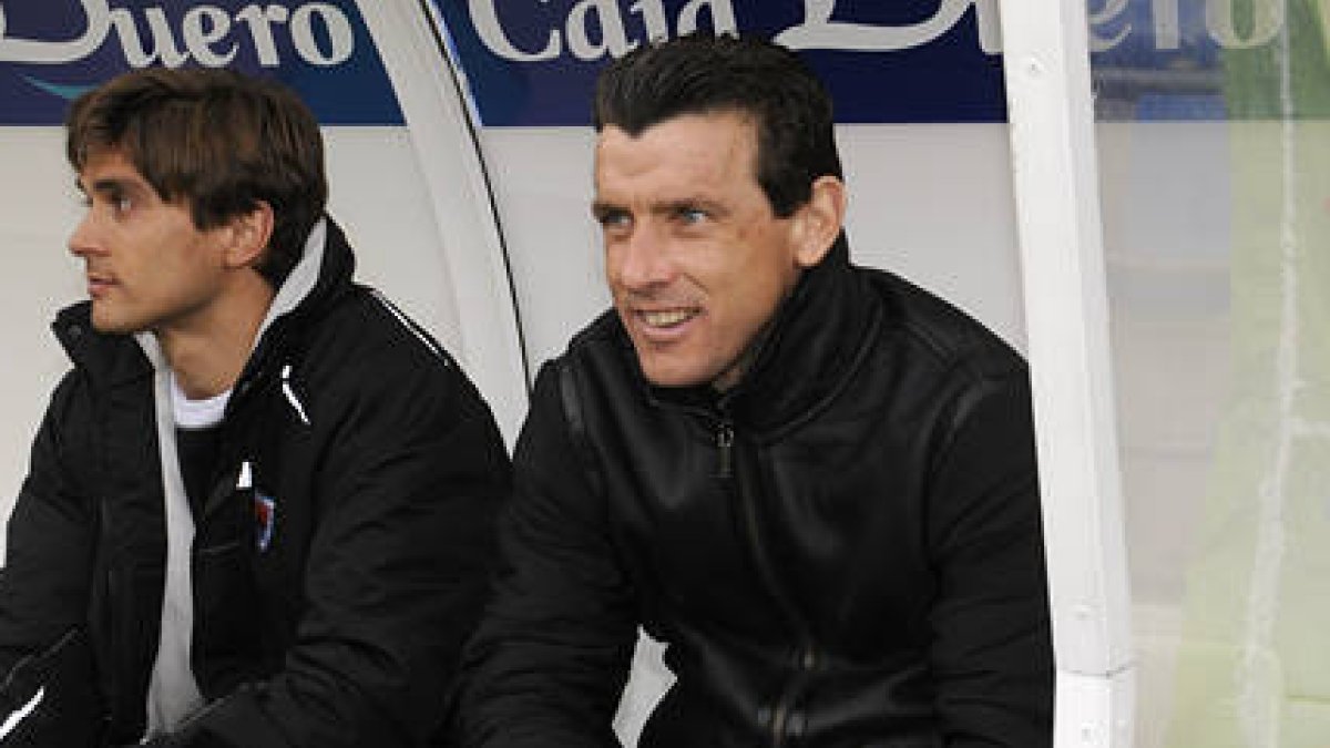 El técnico del Numancia, Juan Carlos Unzué. / VALENTÍN GUISANDE-