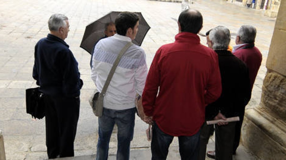 Grupo de afectados en la concentración de ayer./ U. S. -