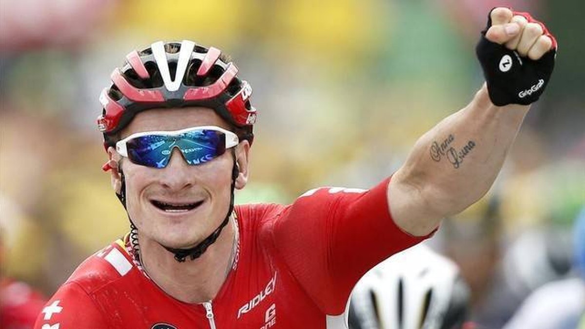 André Greipel celebra en Valence su tercera victoria en el Tour de Francia 2015.-Foto: EFE / YOAN VALAT
