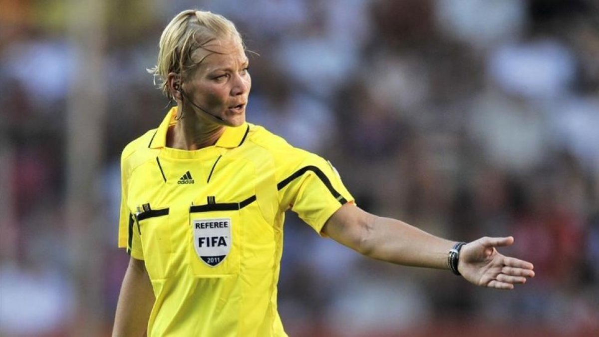 Bibiana Steinhaus dirige el partido entre Estados Unidos y Corea del Norte en el mundial femenino del 2011.-
