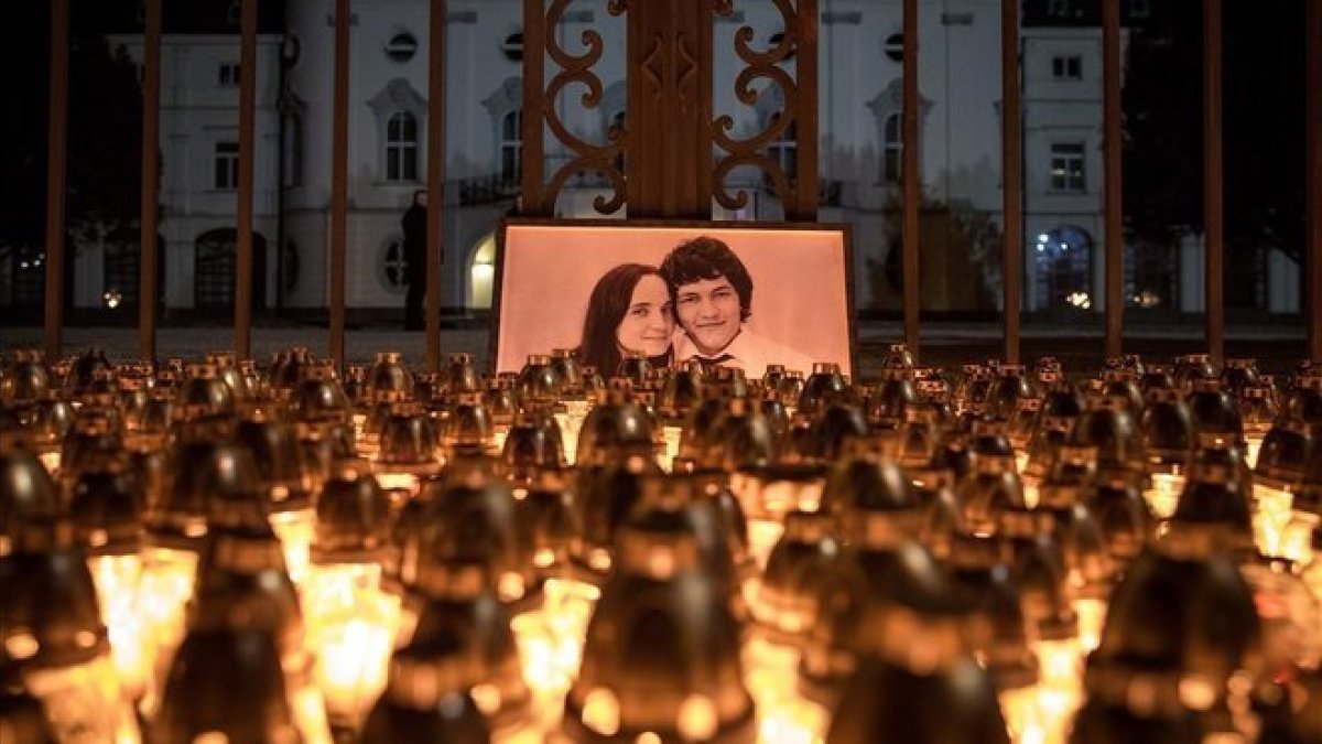 Homenaje en Bratislava al periodista Jan Kuciak y su prometida, Martina Kusnirova, tras ser asesinados.-MATEJ KALINA (EFE)