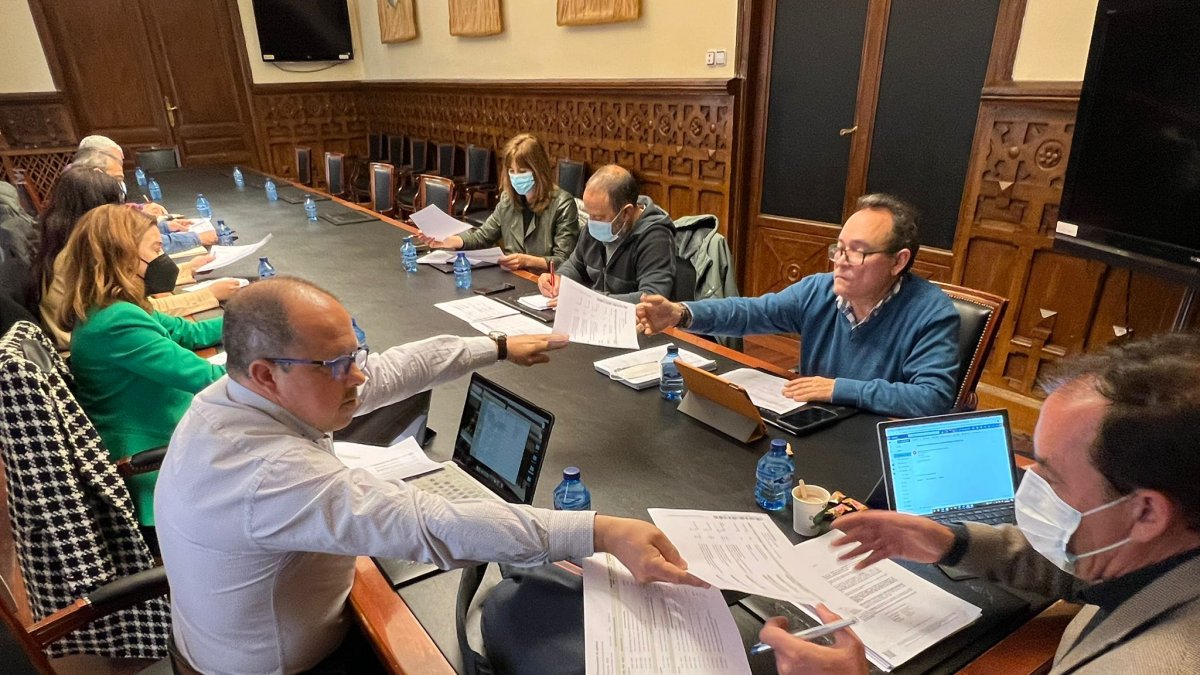 Miembros de la Mesa del Diálogo Social en Diputación de Soria ayer. HDS