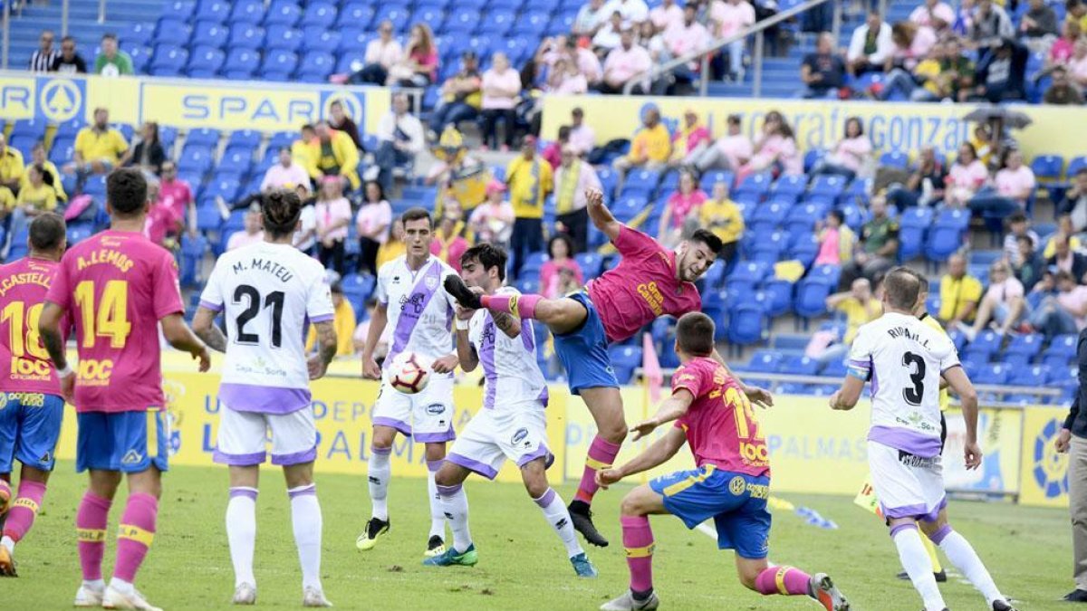 Escassi, expulsado en el partido del sábado, intenta controlar un balón ante un rival de Las Palmas.-HDS