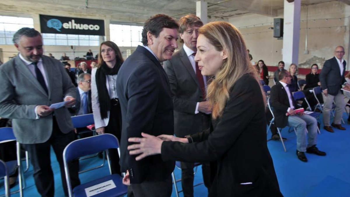 Barreira saluda a Fernández Carriedo en presencia de Lucas y Martínez Mínguez.-MARIO TEJEDOR