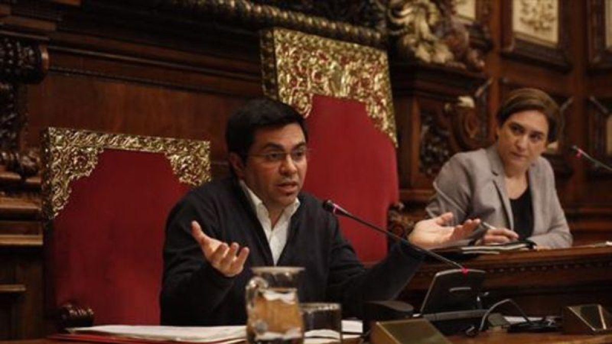 El primer teniente de alcalde, Gerardo Pisarello, y la alcaldesa, Ada Colau, en un pleno municipal.-JULIO CARBÓ