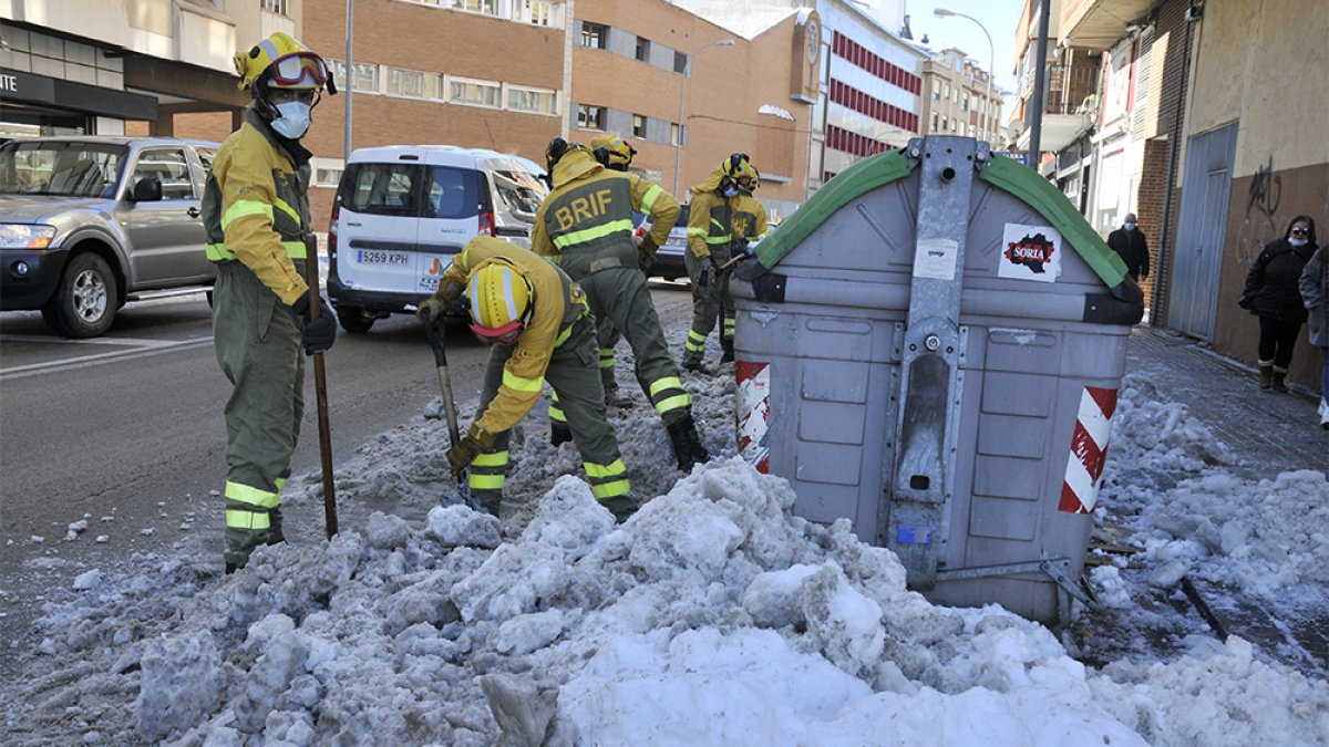 Miembros de la BRIF de Lubia retirando hielo y nieve este martes en la capital soriana. VALENTÍN GUISANDE