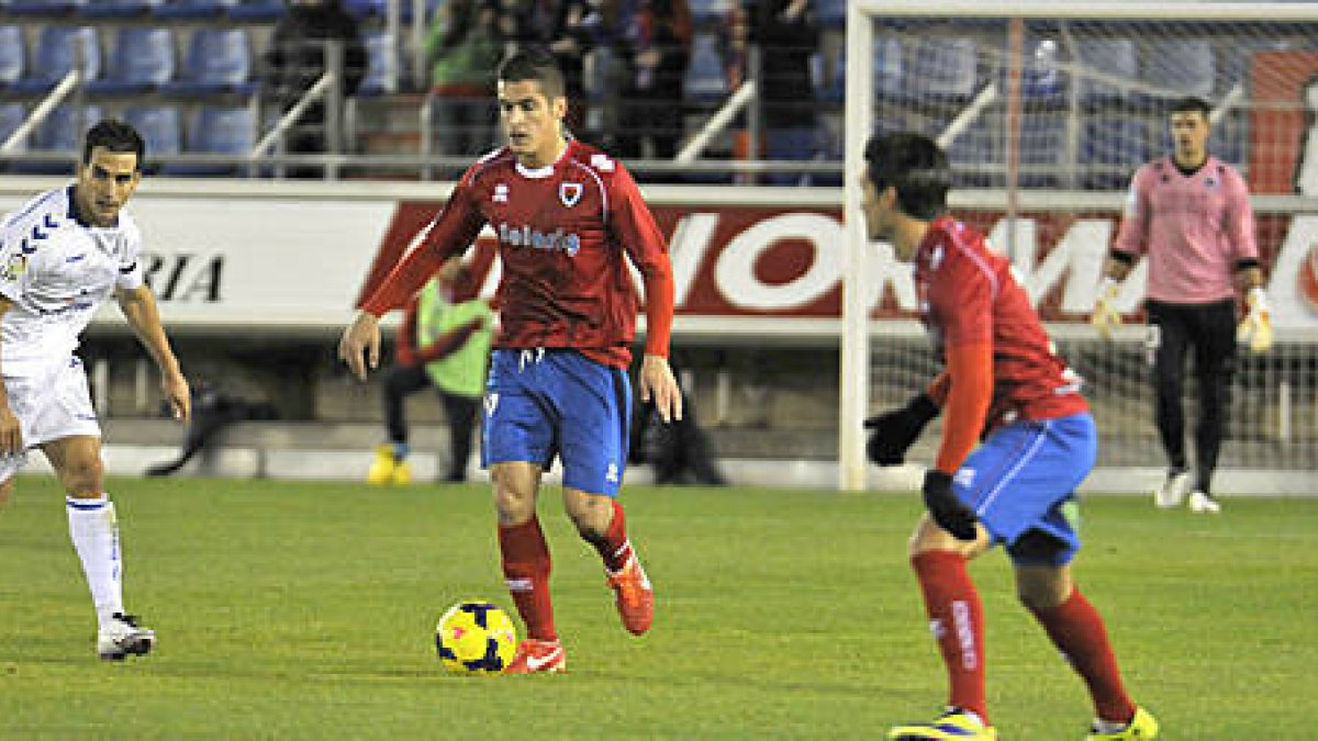 El centrocampista del Numancia, Marc Pedraza, durante un entrenamiento. / DIEGO MAYOR-