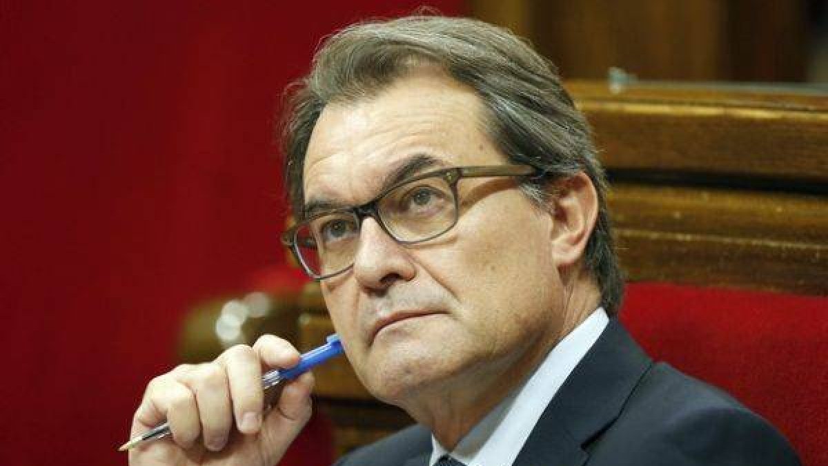 El presidente de la Generalitat, Artur Mas, durante una sesión de control al Govern del Parlament.-Foto: EFE / ANDREU DALMAU