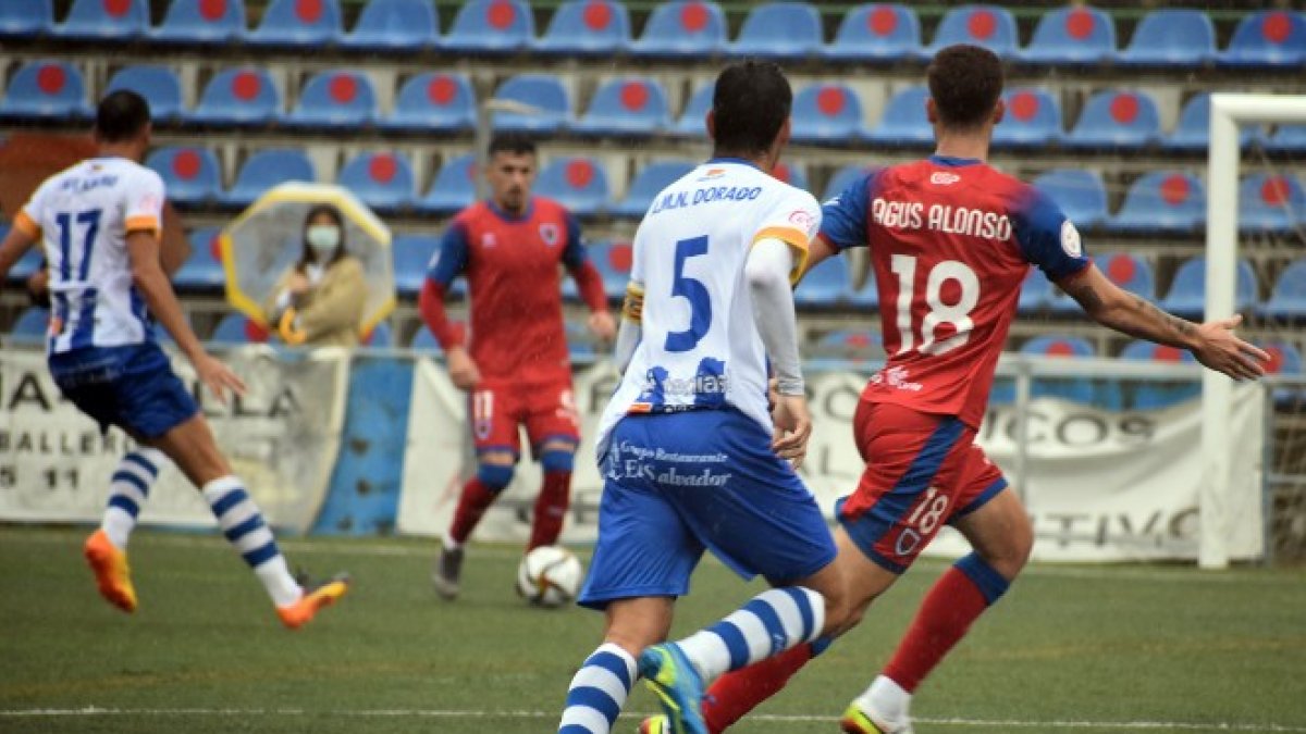 Agus Alonso se ofrece a un compañero durante la disputa de un encuentro. HDS