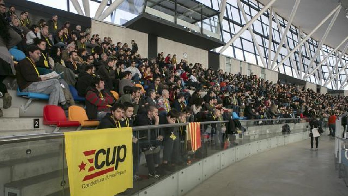 Aspecto de la Pista de Atletismo Cubierta de Sabadell, con los asamblearios de la CUP, este domingo.-JOAN CORTADELLAS