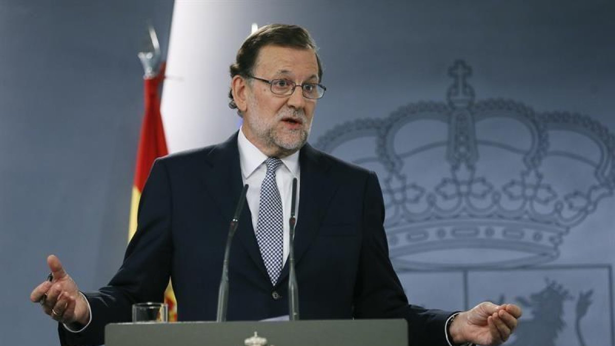 El presidente del Gobierno en funciones, Mariano Rajoy, durante la rueda de prensa que ha ofrecido esta tarde en el Palacio de la Moncloa de Madrid, tras la reunión que ha mantenido con el Rey.-EFE. JuanJo Martin