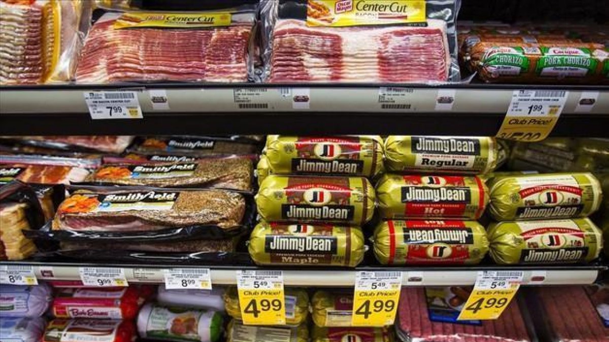 Vista de una alacena repleta de salchichas y bacon precocinado en un supermercado de Washington, Estados Unidos hoy 26 de octubre de 2015. a Organización Mundial de la Salud (OMS) alertó hoy de que comer carne procesada como salchichas, embutidos o prepar-EFE/Jim Lo Scalzo