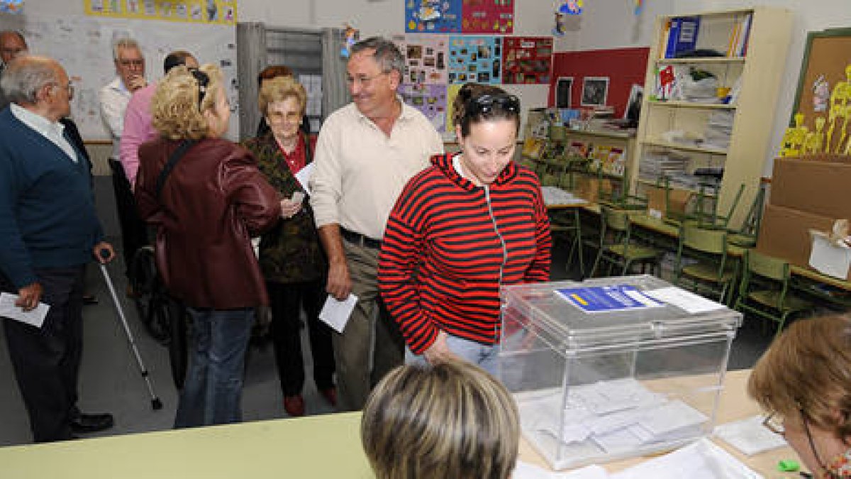 Votantes en un colegio electoral./ V. G. -