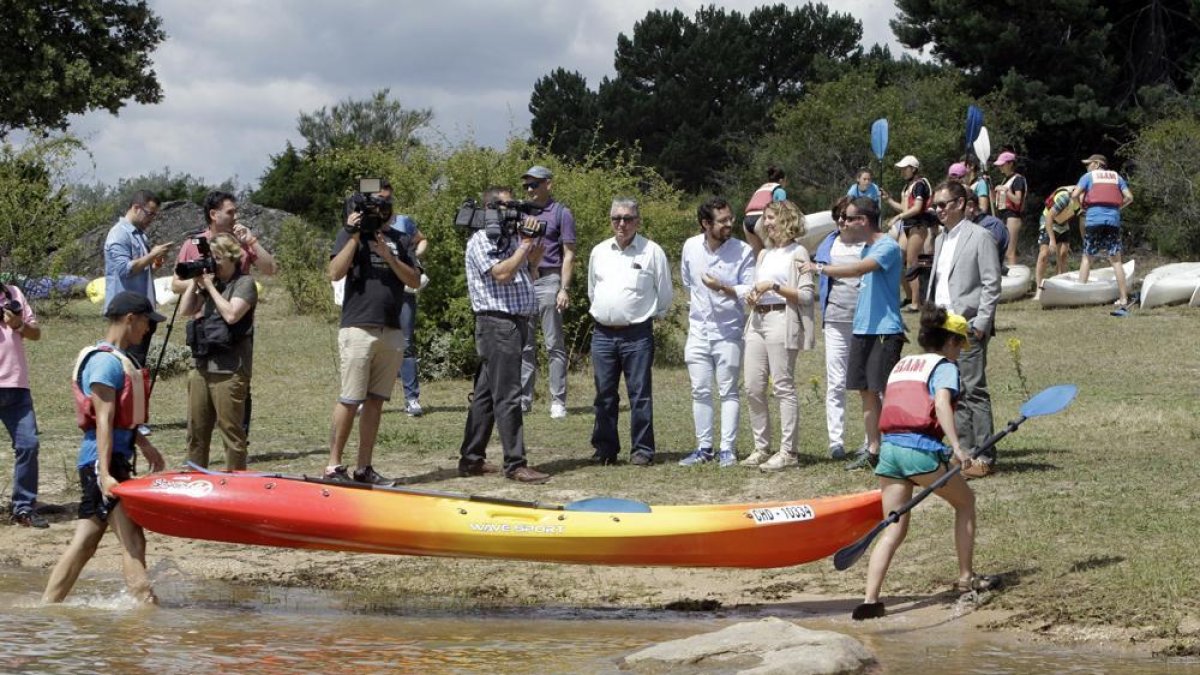 García visitó la Base Náutica de El Calar en la mañana de ayer, donde proporcionó datos sobre los jóvenes que participan en estos campamentos.-L.A.T.
