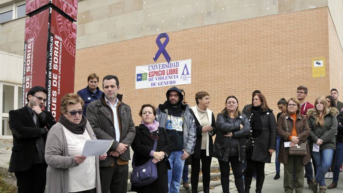 Concentración contra la Violencia de Género.-VALENTÍN GUISANDE