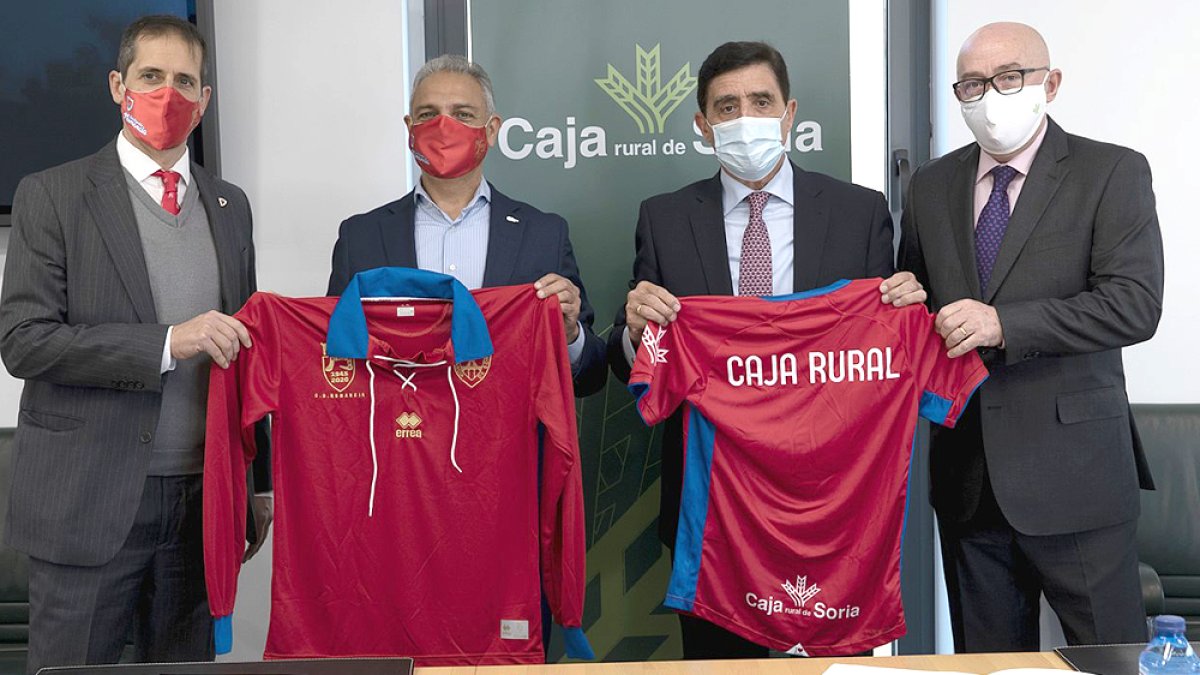 Francisco Velázquez, Moisés Israel, Carlos Martínez y Domingo Barca tras la firma del acuerdo. CD NUMANCIA