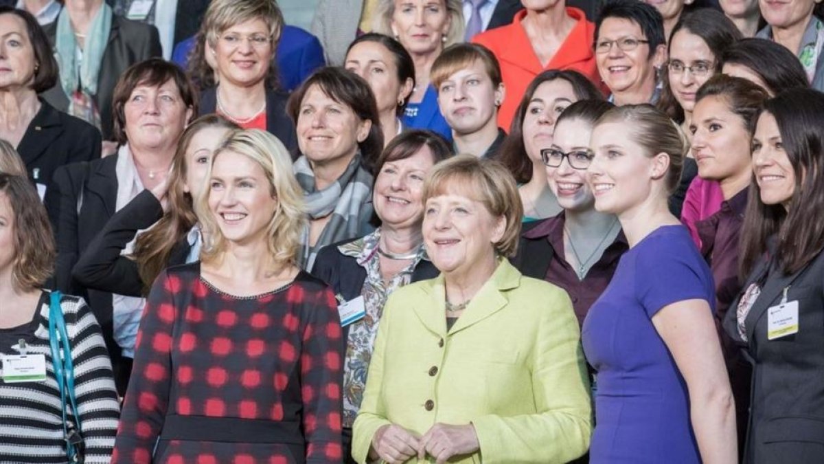 La cancillera alemana Angela Merkel, en el centro, con la ministra Manuel Schwesig, a su izquierda, en un acto con mujeres ejecutivas.-MICHAEL KAPPELER