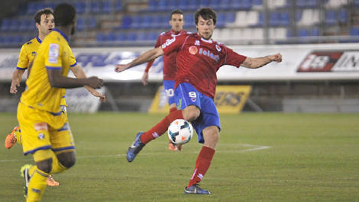 Pedro Martín espera estrenarse como goleador en el partido ante el Recreativo. / Diego Mayor-