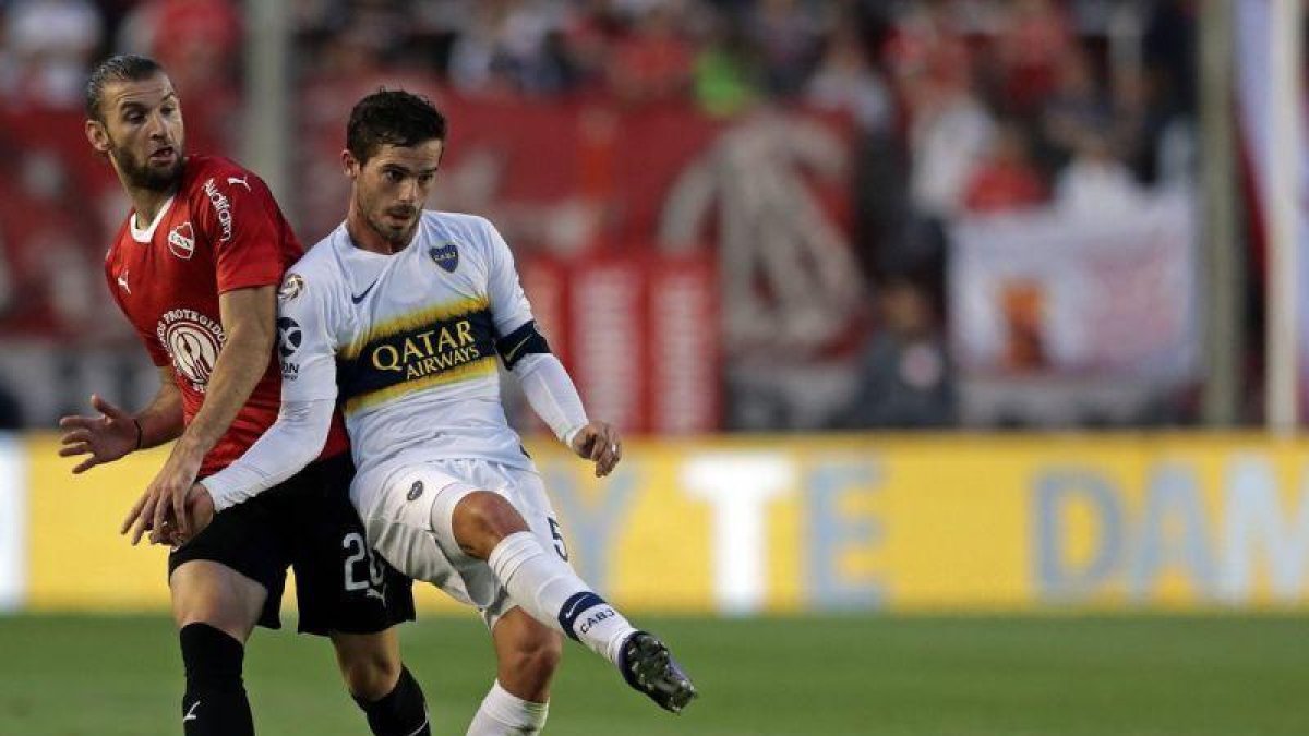 Gago controla un balón ante Silva de Independiente.-AFP