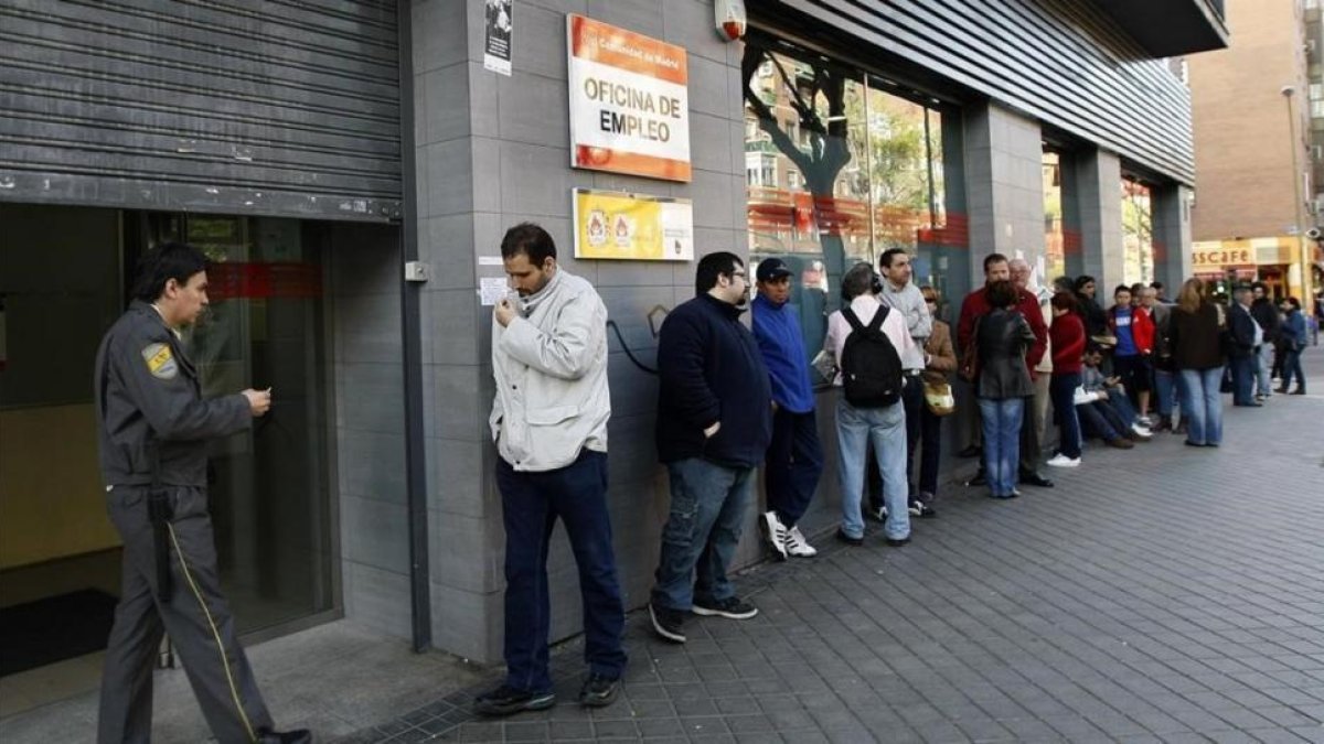 Desempleados ante una oficina del servicio estatal de empleo, en Madrid.-