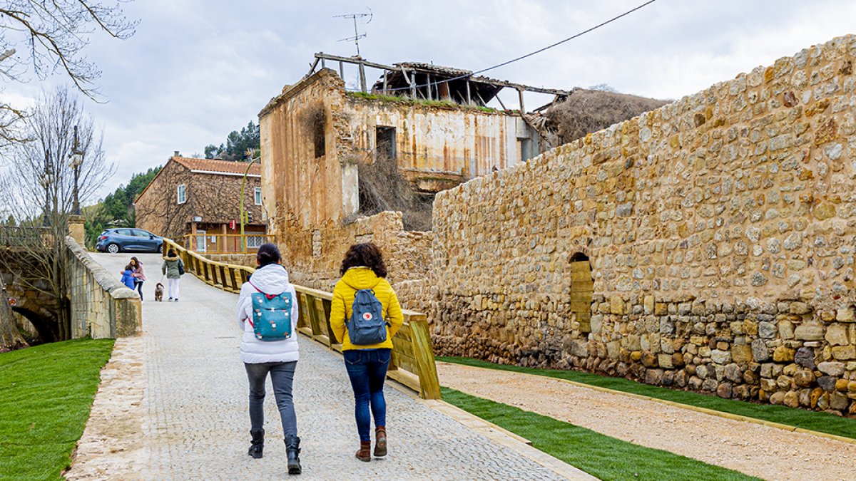El paseo junto a la muralla en la margen del Duero - MARIO TEJEDOR