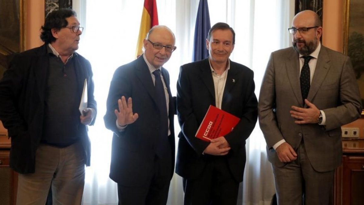 Cristóbal Montoro, con los responsables sindicales de la Función Pública.-JOSE LUIS ROCA